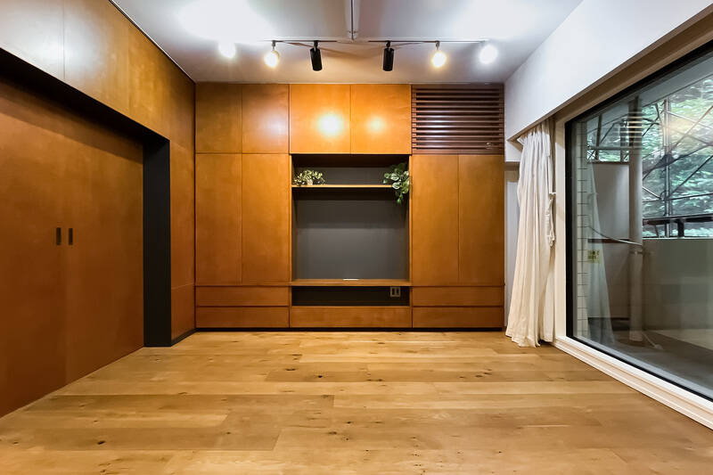 リビングの壁一面には、収納を兼ねた造作のテレビ台が。床材よりも一段深みのある色合いが、空間に落ち着きをもたらしてくれます。