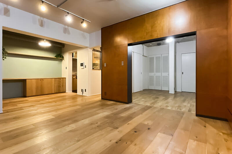 右手奥に洋室Aが見えますが、まずはキッチンまわりから拝見しましょう。