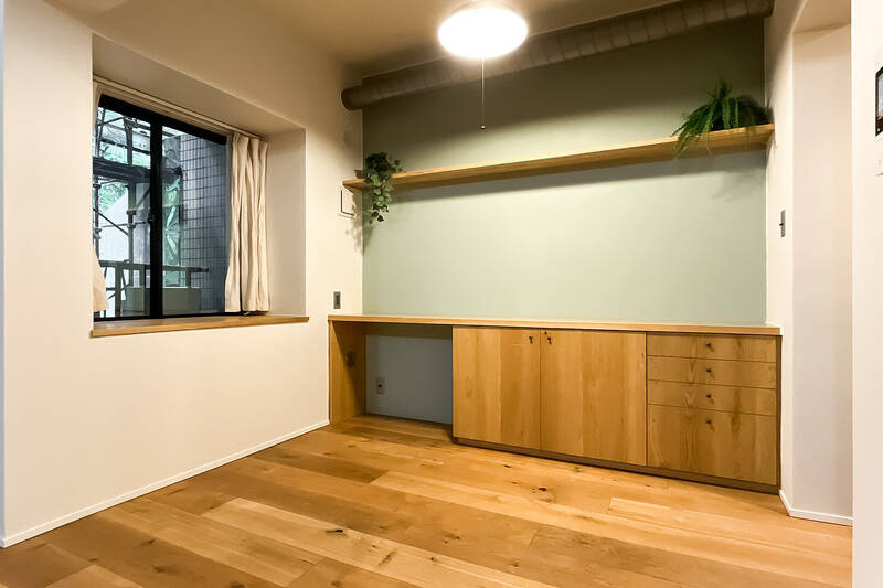 ダイニング側には造作カウンターが設けられています。左脇にコンセントがあるのでちょっとしたワークスペースとしても利用できますよ。