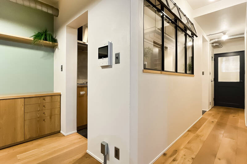 こちらの壁に囲まれた空間内がキッチン。クローズドタイプですが、室内窓があるので、窮屈な印象はありません。