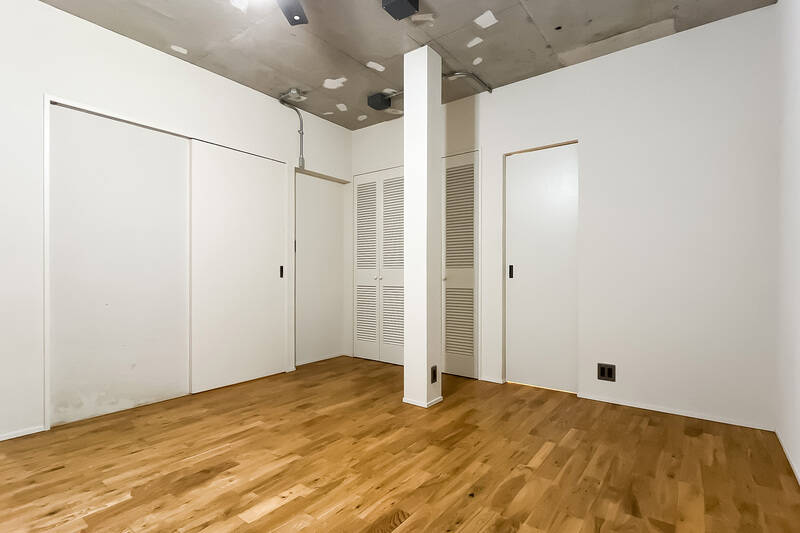 リビングダイニングに隣接した居室です。躯体現し天井でインダストリアルな印象。