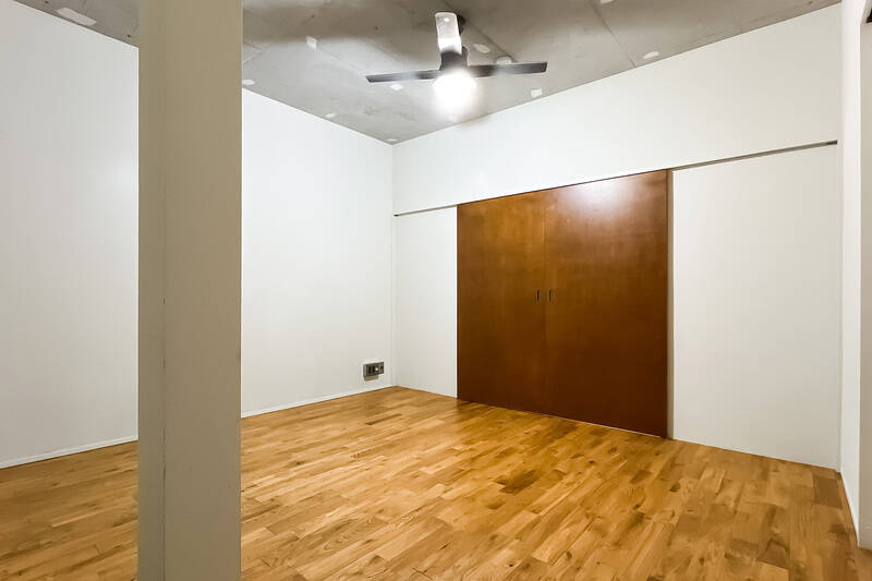 リビングと廊下から出入りできる回遊動線が確保されています。掃除機がけなどの家事がスムーズに行えるのはポイントが高い!