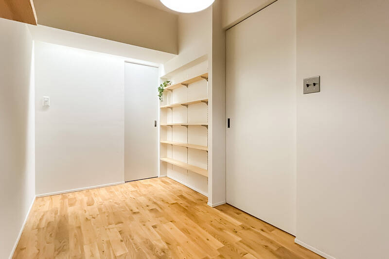 こちらには、洋室Aからダイレクトにアクセスできます。右手の引き戸を開けてみると……