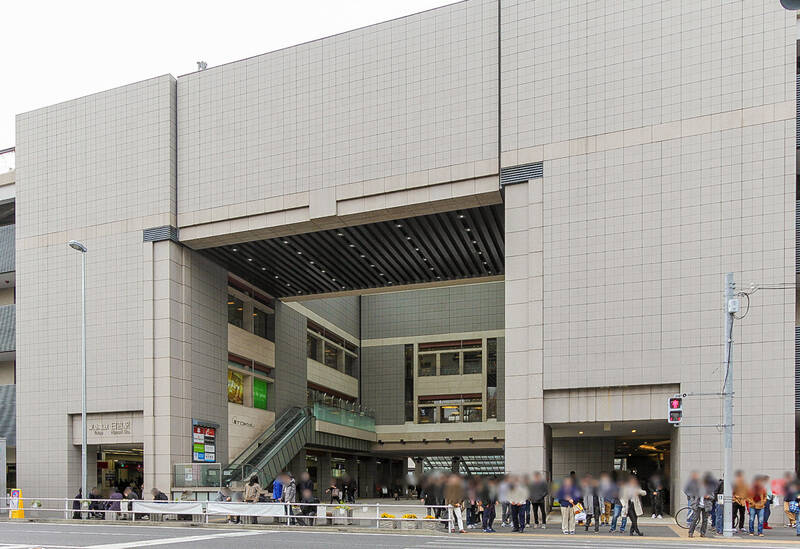 最寄りは、東急東横線をはじめとする4路線が通る「日吉」駅。駅にはショッピングモールが併設しているので、普段のお買い物に不自由することはなさそうですよ。(徒歩9分)