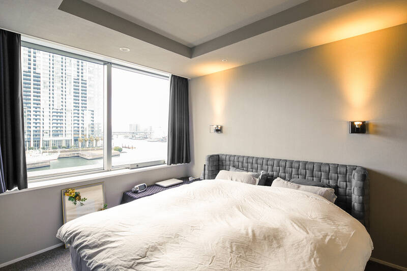 窓は天王洲運河に面していて、水辺の穏やかな景色に包まれながら心身ともにリラックスできそうです。洋室の反対側には、天井まで届かない壁で仕切られた書斎兼収納スペースがあります。