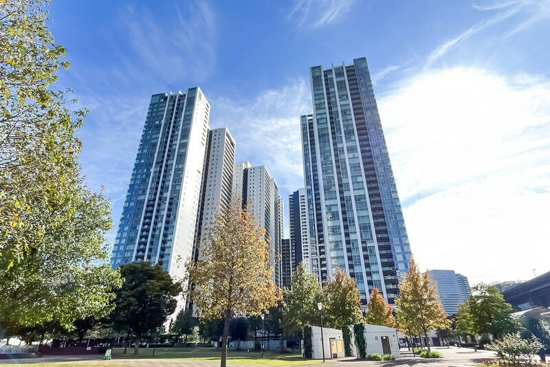 2006年竣工、全3棟の総戸数は2,090戸! 共用施設には、特色ある複数のラウンジ・屋内プール・フィットネスジム・サウナ・パーティールーム・キッズルーム・スカイガーデン・ライブラリー・カラオケルーム・ゴルフレンジなどがあり、「さすが」の一言です。