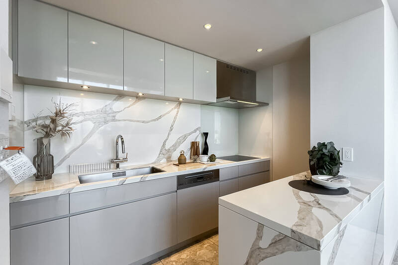 リビングから見るとキッチンが奥まっており、生活感を感じづらい間取りです。