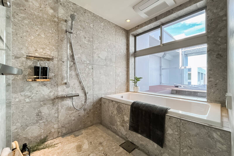 大きな窓がある浴室。LDKや洗面と同じ雰囲気のタイル貼りの仕様です。