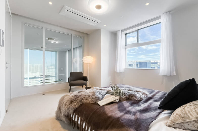 左手の大きな窓からはLDKを見下ろします。東向きの窓もあり気持ちよく目覚めることができそう。