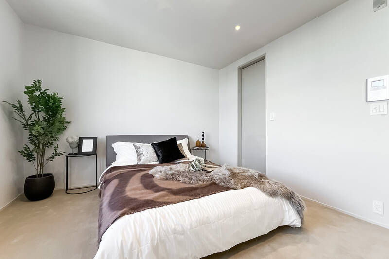 グレーの扉の中は、WIC(ウォークインクローゼット)です。