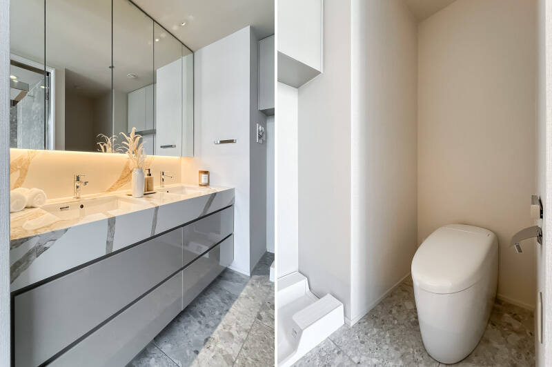 <b>左・</b>造作の2ボウル付き洗面カウンター。天板はキッチンとお揃いの柄で統一感があります。/<b>右・</b>洗面室と同じ空間にあるタンクレスのトイレ。ちなみに、下階にもトイレがありますよ。