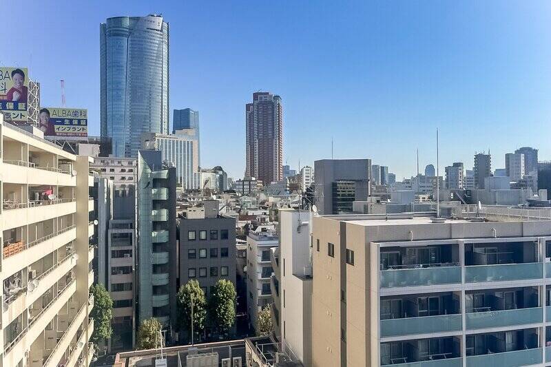 窓から外へ出てみると、「六本木ヒルズ森タワー」が見えますよ。