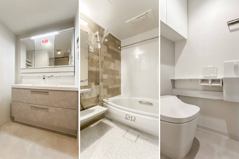 <b>左・</b>シンプルな洗面台。近くには可動棚（6段分）と上下タイプの両開き収納があり、タオルやパジャマなどのリネン類を片付けやすそう。／<b>中央・</b>浴室乾燥機付きのユニットバス。／<b>右・</b>トイレは廊下からアクセスする間取り。お手入れが簡単なタンクレスタイプで、独立手洗い器付きです。