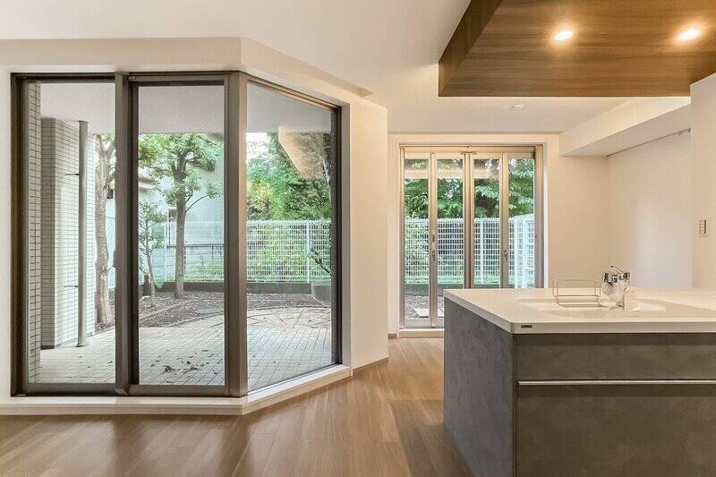 まずは広さ約17.6帖のLDKから。大きな窓の外に専用庭とテラスが見え、帖数以上の開放感があります。