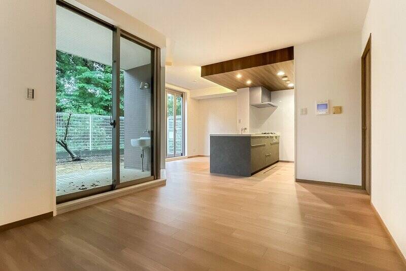 キッチン部分は天井部分を下げることで、メリハリのあるデザインに。リビングとダイニングのスペースを余裕を持って分けられる広さです。