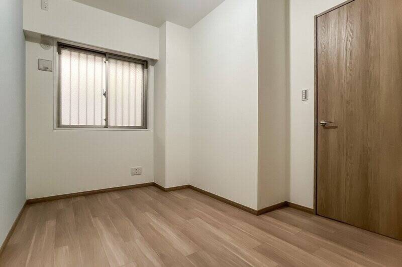 洋室Ｃは共用廊下に面する北西向き。写っていませんが、こちらにも収納が備わっています。