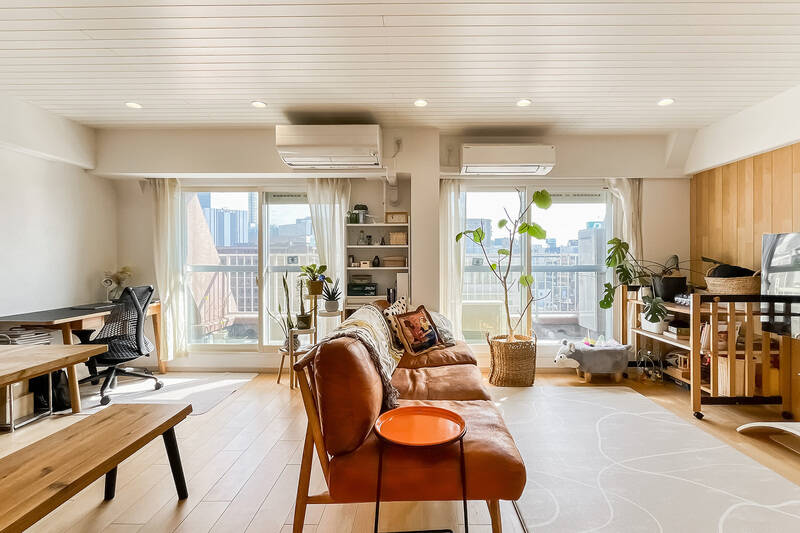 まずはLDKから。広さは約17.2帖で、南東向きの大きな窓からたっぷり光が差し込みます。