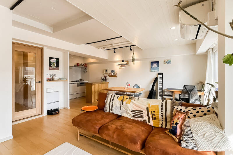 天井は白塗装の躯体現しで、窓際のみ白い板張りにして空間のアクセントに。