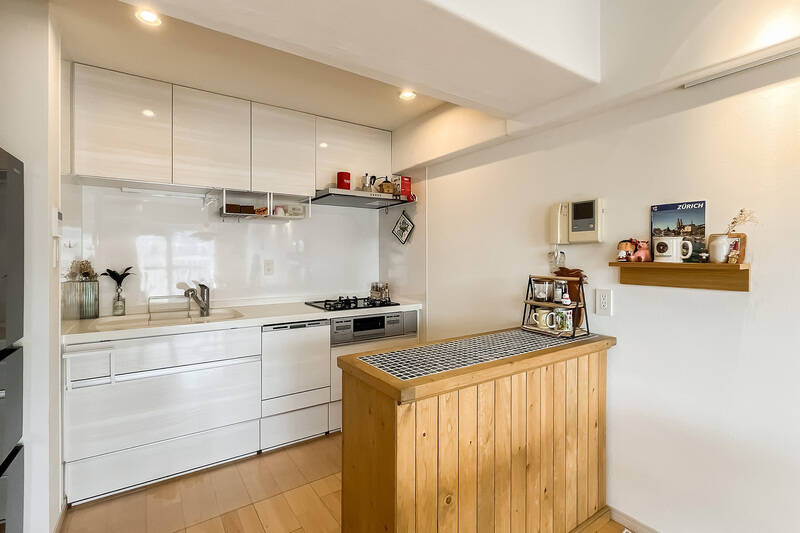 キッチンは3口コンロで食洗機付き。売主さまのように、キッチン背面にカウンターを置けば、さらに使い勝手がよさそうです。