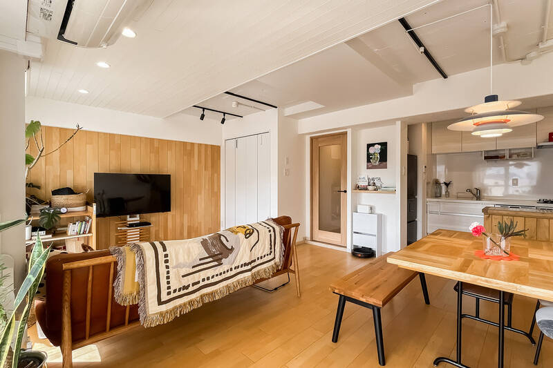 壁の一部にはフローリングと同じ素材を使うことで、爽やかさの中にも温もりを感じる空間になっています。