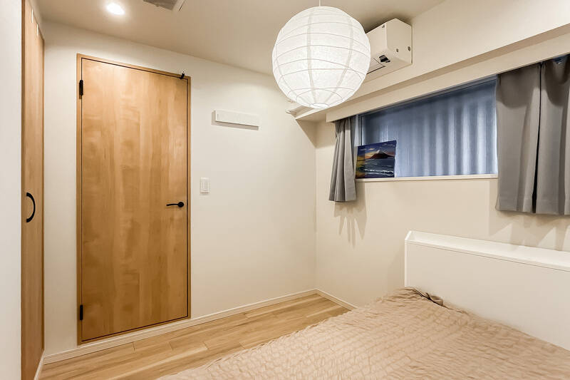 サービスルームは共用廊下に面する北西向き。コンパクトな収納付きです。