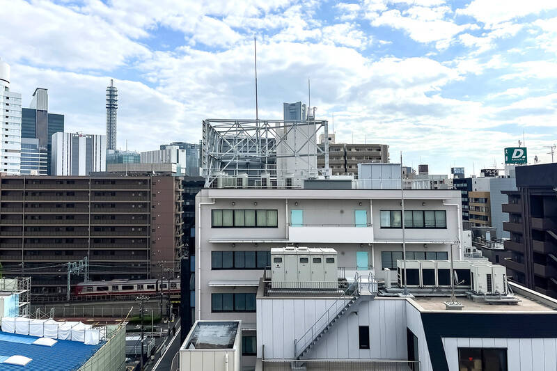 南東向きの眺望。正面には建物が見えますが、距離が取れているので、しっかり空を仰ぐことができます。