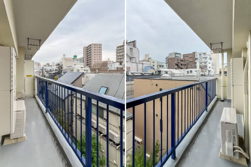 吊り金具が備わったバルコニー。