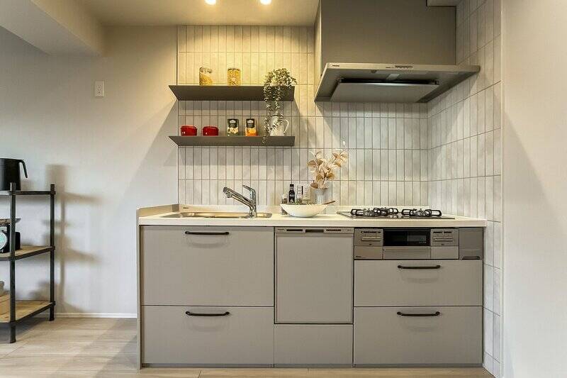 シンプルな壁付けキッチン。コンパクトながら食洗機を搭載しています。