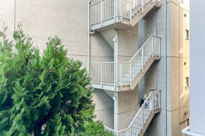 正面はお隣のマンションの非常階段に面しています。日常的に人が出入りすることはなさそうですし、窓もないため視線を感じることはほとんどなさそう。