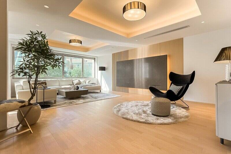 南西から温かな陽がそそぐ大空間。