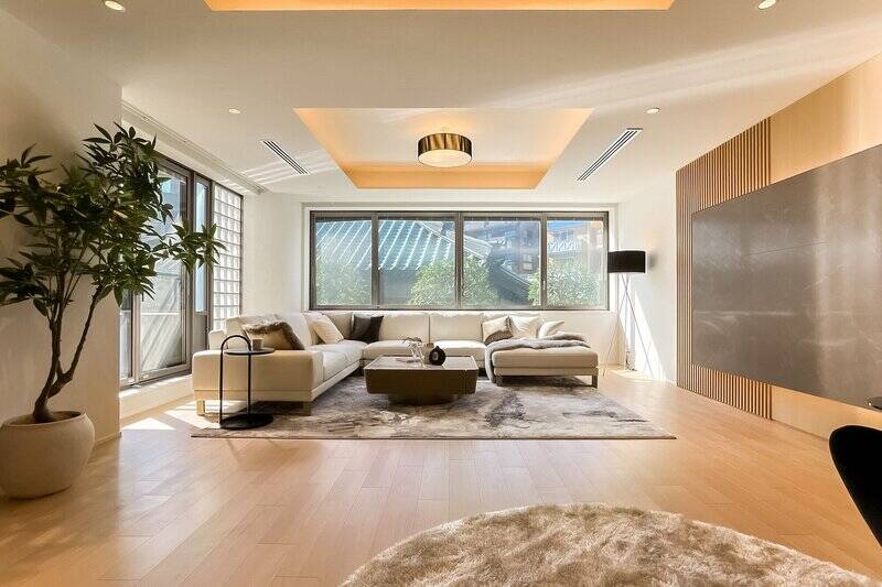 二面に窓があり、日中は照明がいらないほど。