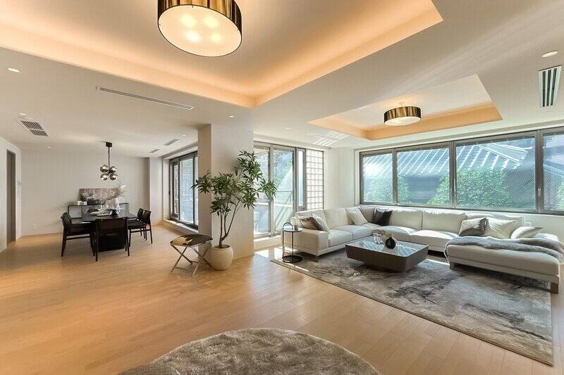 リビングとダイニングをしっかりゾーニングできるL字の空間。