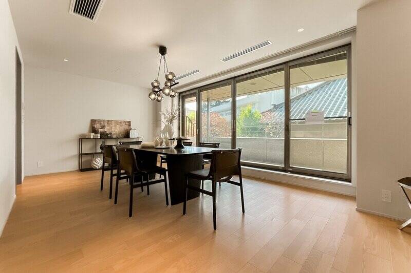 ダイニングもワイドスパンの窓に面し、心地よくお食事が愉しめそうです。