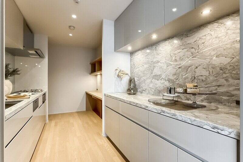 約6.8帖もの広さがあるクローズド型のキッチン。大型のカップボードが造り付けられています。