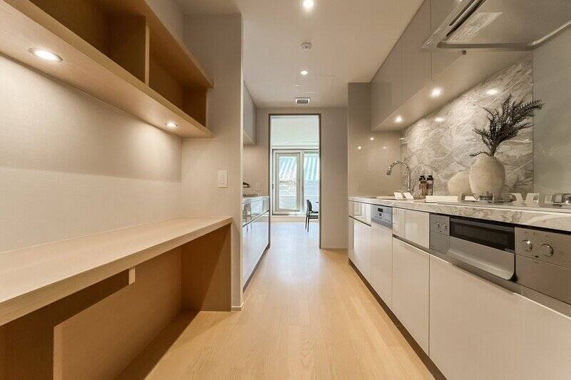 扉を開ければダイニングの窓まで視線が通ります。なお、キッチンから廊下に出ることもできますよ。