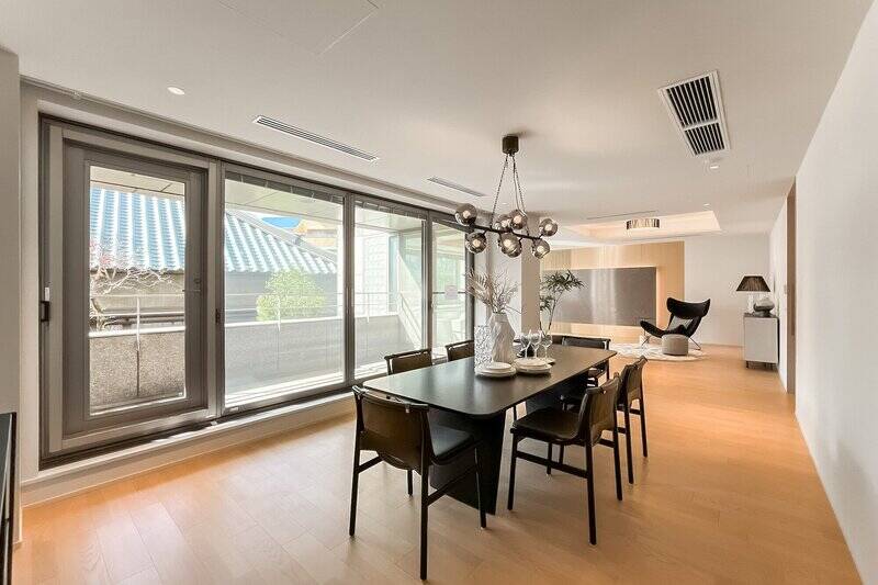 キッチンから出たところ。参考ディスプレイとして置かれた6人掛けのダイニングテーブルより、さらに大型のものも配せそうです。