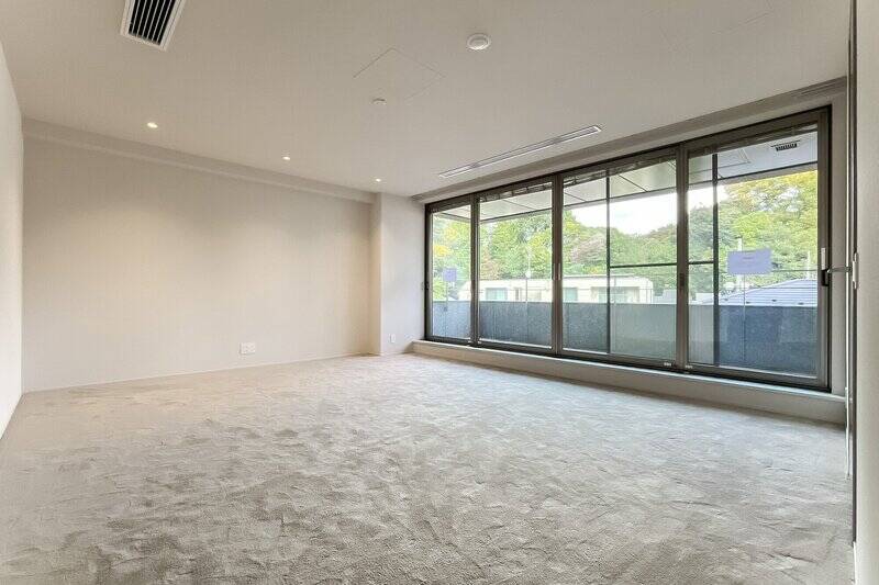 毛足の長い絨毯敷き。北東向きのため、朝日と共に目覚められそうです。