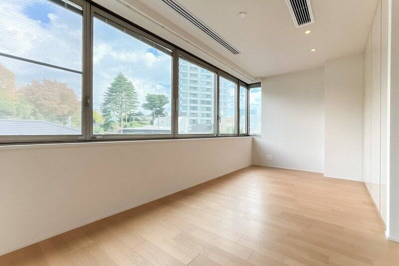 こちらも北東側に腰高窓がずらりと並び、「白金二丁目第二緑地」の緑を望みます。