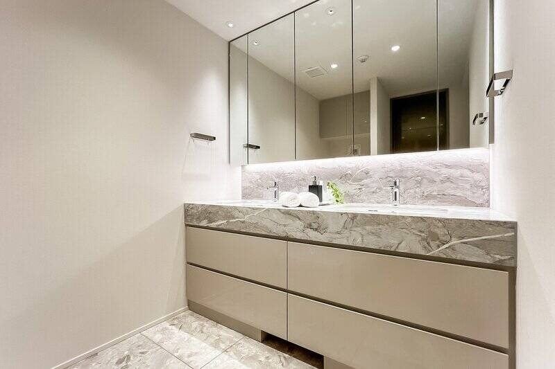 洗面化粧台はツーボウル。同じ空間に洗濯機置き場がまとまっています。