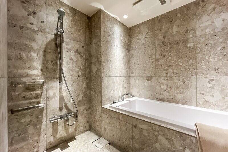 石造りのバスルーム。ゆったりと足を伸ばしてくつろげそうです。