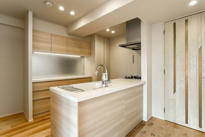 入口横には対面式のキッチンが。淡い木目で統一され、全体的にやさしい雰囲気ですね。