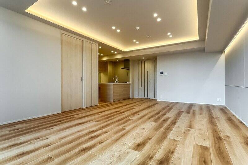 日中は日当たりのよさも相まって明るい室内ですが、夜は間接照明とダウンライトがムードを引き立ててくれそうです。