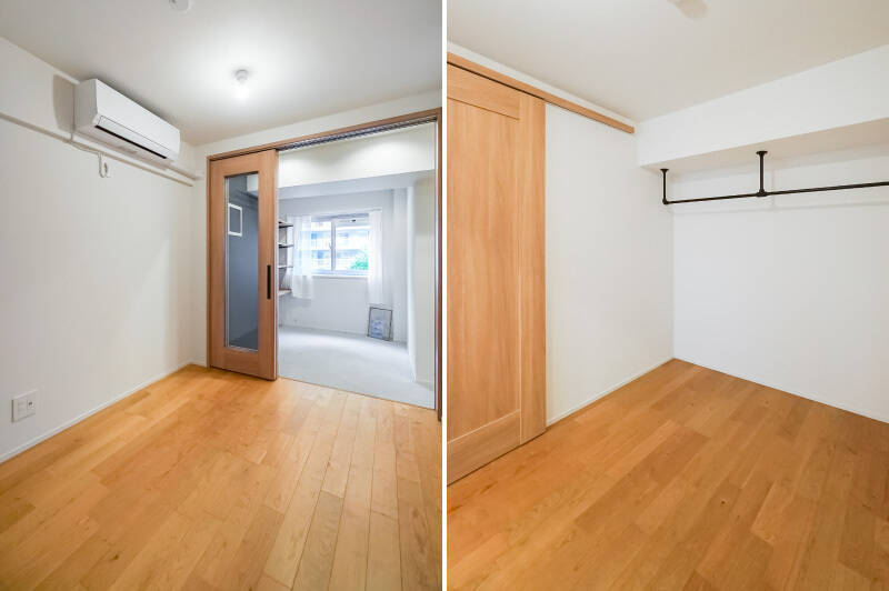 ホールに隣接するサービスルームは、約4.2帖の広さです。写真はガラス入りの引き戸を開け放った状態で撮影しています。/<b>右・</b>反対側には、衣類などを掛けられるアイアンハンガーが設置されています。