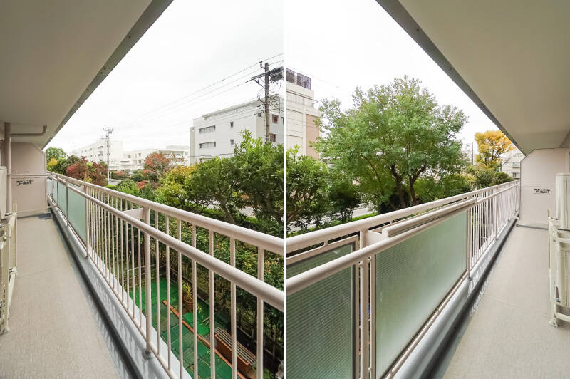 LDの横幅いっぱいにのびる、南東向きのバルコニー。建物のお手入れが行き届いており、鉄柵も庇の裏もとてもキレイな状態でした。