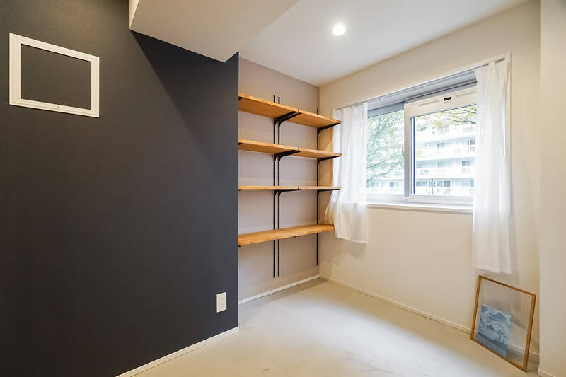 おおっ、まるで独立した小部屋のような、ゆとりある土間スペースですね! ファミリークロークやバギー置き場にしてもいいし、工夫次第でDENのような使い方もできそうです。