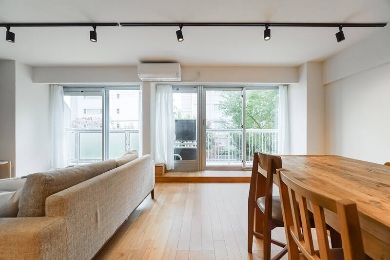 視界がパッと大きく開ける、リビングダイニング(LD)。南東側の壁ほぼ一面が窓になっており、外には植栽のグリーンがチラリ。やっぱりワイドスパンの部屋って気持ちいい!