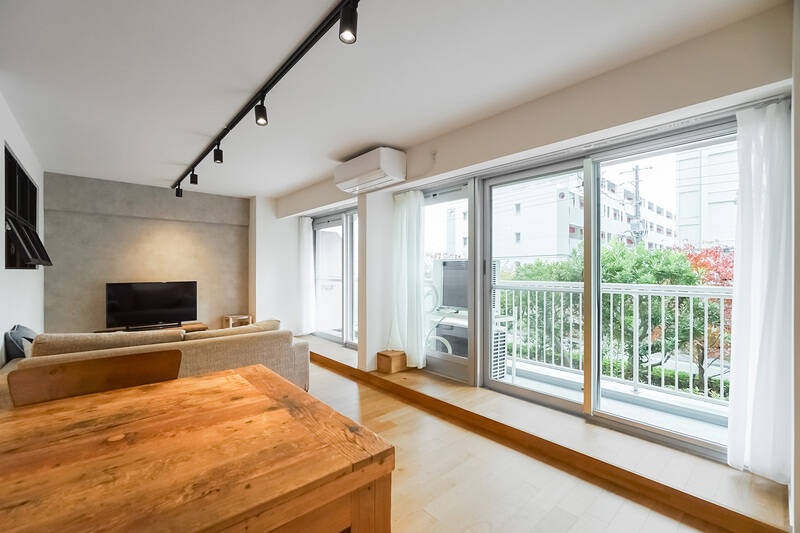 奥の壁面にはベージュのアクセントクロスがあしらわれ、奥行きのある印象に。窓辺の足元を見てみると、軽く段差がついているのが縁側みたいで可愛いですね。