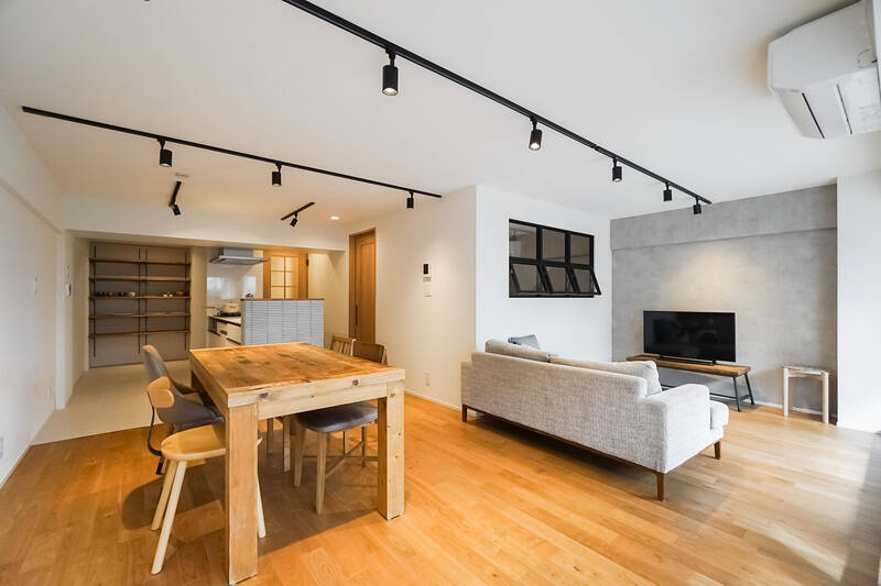 LDKの広さは約22.5帖。シンプルながら、室内窓やブラックのライティングレールがおしゃれな印象の内装です。