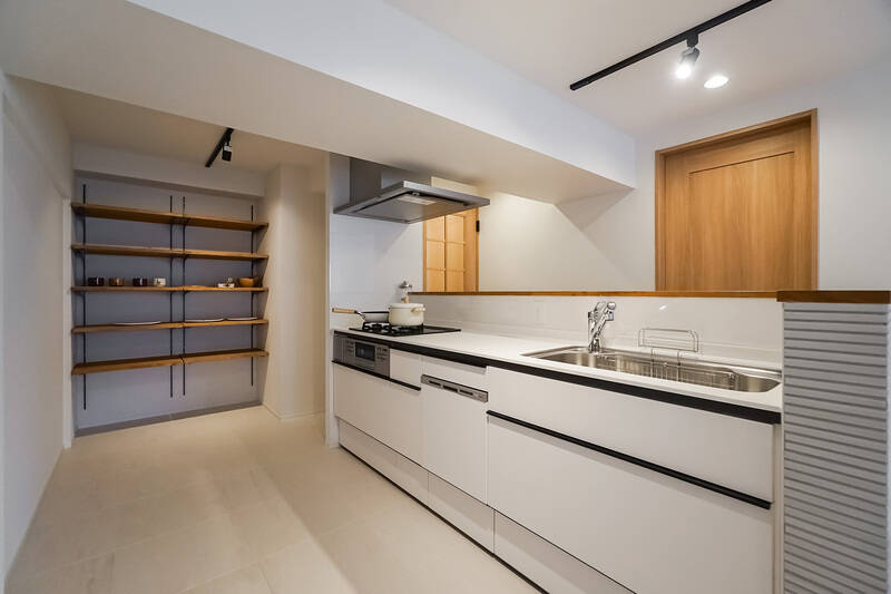 こちらの住まい、なんとこのキッチンだけで約5.7帖の広さがあります! 腰壁はタイル貼りで、奥の壁には好きな高さに調節できるオープンラックを完備。作業スペースにも収納スペースにも困らなさそうな、余裕の構えです。