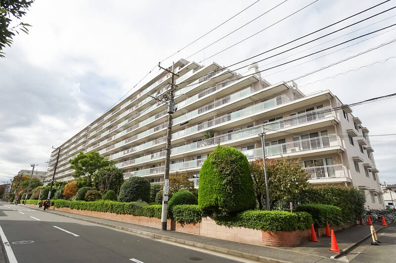 マンションは1973年築、2棟からなるビッグコミュニティ。住戸のある1号棟だけで194戸もの暮らしを抱いています。戸数が多いこともあり、月々の共益費が控えめなのはうれしいポイントですね。